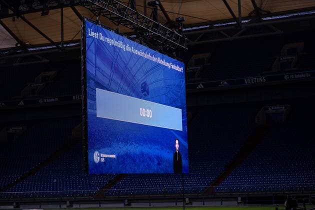 15 11 2025, Football, Test match, Season 2025 2026, General meeting 2025 FC Schalke 04, Voting on the smartphone, The time is displayed on screens xRHR PHOTO YYx Copyright: KROEGER RHR-FOTOx RHR-FOTO YY