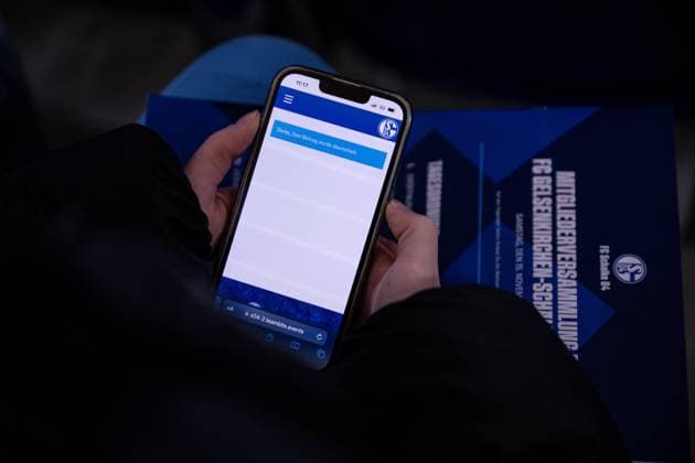 15 11 2025, Football, Test match, Season 2025 2026, General meeting 2025 FC Schalke 04, Voting on the smartphone, xRHR FOTO YYx Copyright: KROEGER RHR-FOTOx RHR-FOTO YY