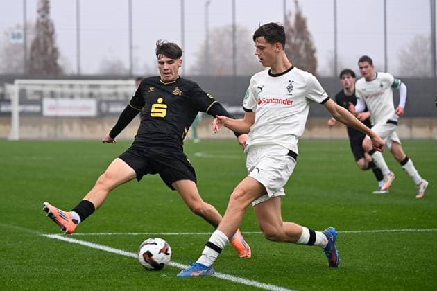 15 11 2025, Football U17 DFB Youth League, preliminary round, group G, season 2025 2026, Borussia Moenchengladbach 1 FC Koeln at the Fohlenstadion in Moenchengladbach duel between Kas Hendrix Borussia Moenchengladbach U17, 05 and Luca Mijatovic 1 FC Koeln U17, 11 Photo Kirchner Media Thomas Haesler Copyright: xKirchner-Media ThomasxHaeslerx
