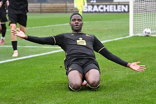15 11 2025, Football U17 DFB Youth League, Preliminary Round, Group G, Season 2025 2026, Borussia Moenchengladbach 1 FC Koeln at the Fohlenstadion in Moenchengladbach Elfried Assiobo Tipoh 1 FC Koeln U17, 09 celebrates his trophy for 2 1 Photo Kirchner Media Thomas Haesler Copyright: xKirchner-Media ThomasxHaeslerx