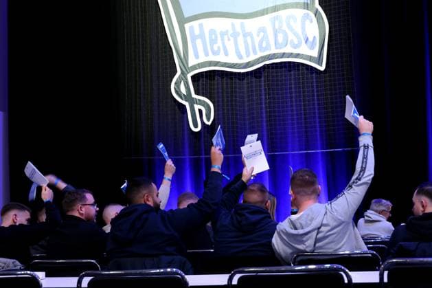 DEU, DFL, 2 FBL, Hertha BSC, General Meeting, 15 11 2025, Messe Berlin, Berlin, DEU, DFL, 2 FBL, Hertha BSC, General Meeting, im Bild Hertha BSC Fans, Mitglieder, Wahl DFL regulations prohibit any use of Photographs as image sequences and or quasi video nordphotoxGmbHx xEngler nph00076