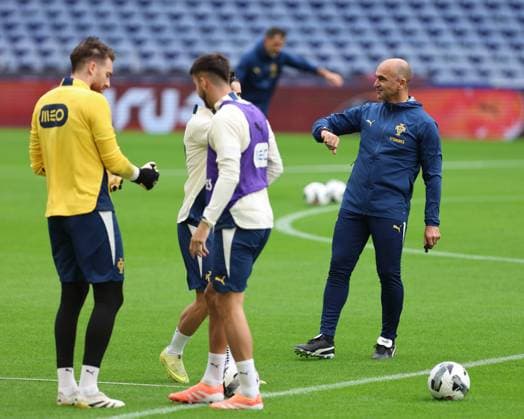 Robert Martinez at training session of the Portuguese national team, Nationalteam on the eve of Portugal vs Armenia for the 2026 World Cup qualifiers, on November 15th, 2025 at Estadio do Dragao, Porto, Portugal. Porto Estadio Dragao Porto Portugal Copyright: xIMAGOx xPRIMExSPORTSxIMAGESx xFERNANDOxSILVAx