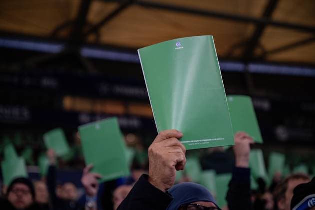 15 11 2025, Football, Test match, Season 2025 2026, General meeting 2025 FC Schalke 04, Green voting card is held up, xRHR PHOTO YYx Copyright: KROEGER RHR-FOTOx RHR-FOTO YY