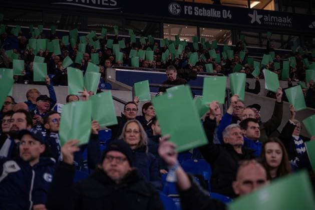 15 11 2025, Football, Test match, Season 2025 2026, General meeting 2025 FC Schalke 04, Green voting card is held up, xRHR PHOTO YYx Copyright: KROEGER RHR-FOTOx RHR-FOTO YY