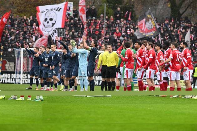 Can Moustfa 17 FC Energie Cottbus and George Didoss 17 SV Babelsberg 03 greet each other in the foreground, while Jannis Lang 3 SV Babelsberg 03 , King Manu 2 FC Energie Cottbus and Philipp Zeiger 21 SV Babelsberg 03 applaud Players greet each other Copyright: xSpeedshotx