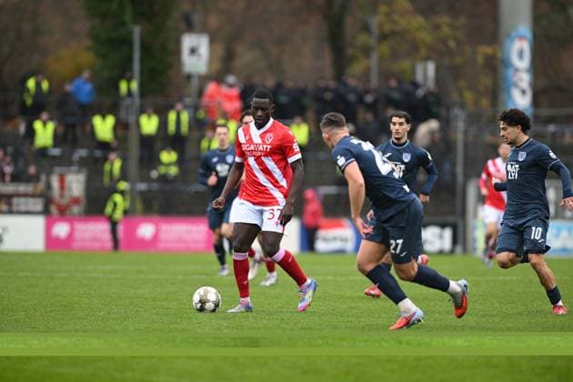 Merveille Biankadi 37 FC Energie Cottbus with the ball, while George Didoss 17 SV Babelsberg 03 and Maurice Covic 10 SV Babelsberg 03 defend possession and defense Copyright: xSpeedshotx