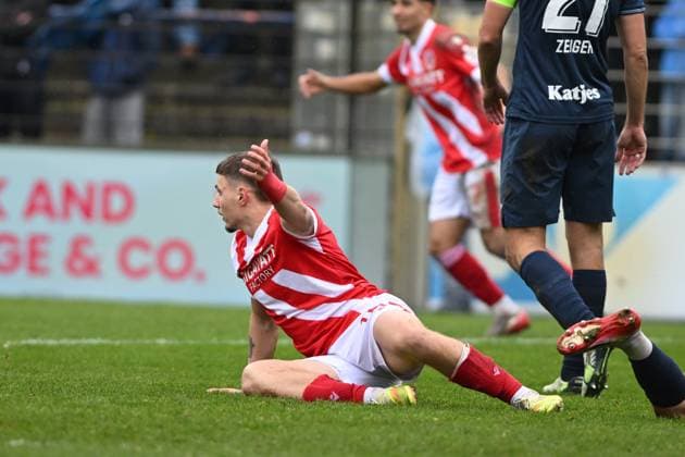 Jonas Hofmann 7 FC Energie Cottbus lies on the ground after a tackle with Philipp Zeiger 21 SV Babelsberg 03 , while Gordon Büch 27 SV Babelsberg 03 and another player from FC Energie Cottbus are close to a tackle on the ground Copyright: xSpeedshotx