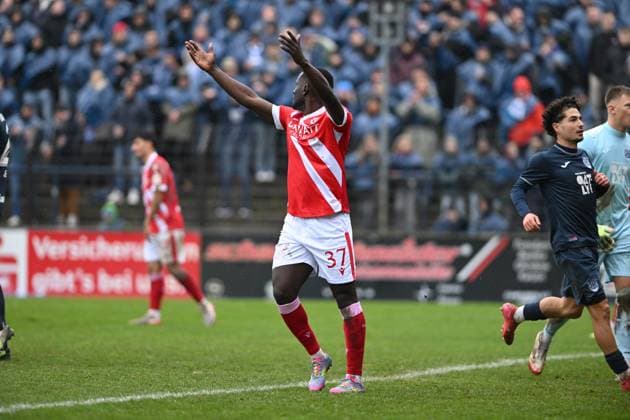 Maurice Covic 10 SV Babelsberg 03 runs in midfield while a player from FC Energie Cottbus acts with his arms raised Players in action on the pitch Copyright: xSpeedshotx