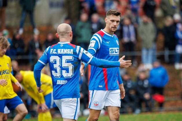 Goal celebration 0 3 left Maximilian Krauß Rostock claps with scorer Paul Stock Rostock GER, Penzliner SV vs FC Hansa Rostock, Football, Men, Landespokal Lübzer Pilscup, Round of 16, Season 2025 2026, 15 11 2025 Penzlin Data Experts Sportpark Mecklenburg Vorpommern Germany