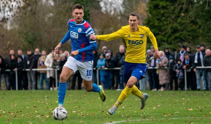 15 11 2025, Football, men, Lübzer Pils Cup, state cup final, round of 16, Landesfußballverband Mecklenburg Vorpommern, Penzliner SV Verbandsliga FC Hansa Rostock 3 Liga Paul Stock FC Hansa Rostock, left against Christoph Lukesch Penzliner SV, right Penzlin data Expert Sportpark Mecklenburg Vorpommern Germany