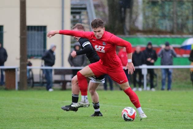 15 11 2025 Soccer men 2025 2026 dachbleche24 State Cup quarterfinals SSV 80 Gardelegen SV Dessau 05 Stadion Rieselwiese Gardelegen Elia Miro Friebe Dessau, red prevails against Beat Schilling Gardelegen, black Gardelegen Saxony Anhalt Germany
