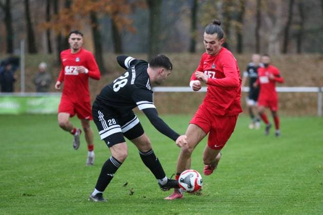 15 11 2025 Soccer men 2025 2026 dachbleche24 State Cup quarterfinals SSV 80 Gardelegen SV Dessau 05 Stadion Rieselwiese Gardelegen Tom Sparfeld Dessau, red in duel with Max Kohlhas Gardelegen, black Gardelegen Saxony Anhalt Germany
