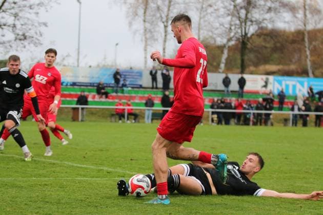 15 11 2025 Soccer men 2025 2026 dachbleche24 State Cup quarterfinals SSV 80 Gardelegen SV Dessau 05 Stadion Rieselwiese Gardelegen Xaver Dan Haak Gardelegen, black clears a ball at the last second in front of Yves Pratsch Dessau, red Gardelegen Saxony Anhalt Germany