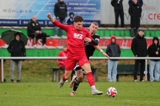 15 11 2025 Soccer men 2025 2026 dachbleche24 State Cup quarterfinals SSV 80 Gardelegen SV Dessau 05 Stadion Rieselwiese Gardelegen Elia Miro Friebe Dessau, red in duel with David Scheinert Gardelegen, black Gardelegen Saxony Anhalt Germany