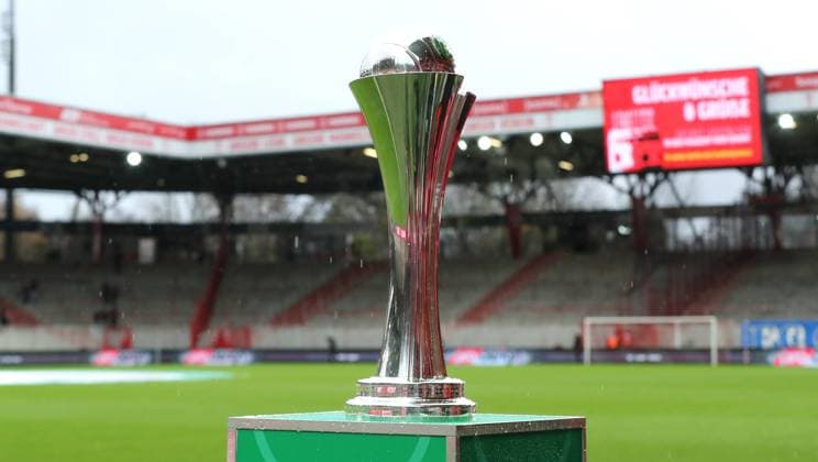 the cup trophy Object Stadion an der Alten Försterei AF Sportstätte Übersicht Sport Fußball Soccer DFB Pokal Damen Frauen Achtelfinale Saison 2025 2026 15 11 2025 1 FC Union Berlin vs FC Carl Zeiss Jena DFL regulations prohibit any use of photographs as image sequences and or quasi video