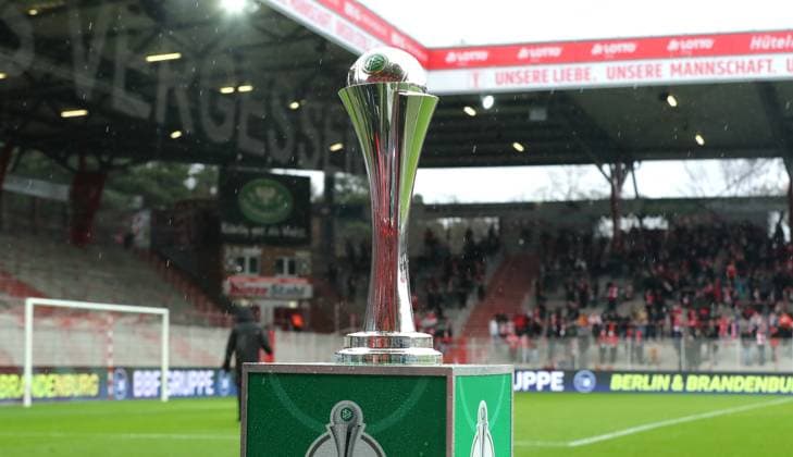 the cup trophy Object Stadion an der Alten Försterei AF Sportstätte Übersicht Sport Fußball Soccer DFB Pokal Damen Frauen Achtelfinale Saison 2025 2026 15 11 2025 1 FC Union Berlin vs FC Carl Zeiss Jena DFL regulations prohibit any use of photographs as image sequences and or quasi video