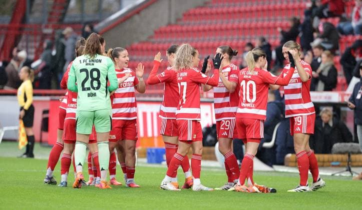 Union MannschaftMannschaftskreis vor Spielbeginn einschwören Ritual Sport Fußball Fußball DFB Pokal Damen Frauen Achtelfinale Saison 2025 2026 15 11 2025 1 FC Union Berlin vs FC Carl Zeiss Jena DFL regulations prohibit any use of photographs as image sequences and or quasi video