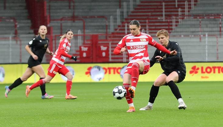 Sophie Weidauer on the ball, Gwen Mummert duel Match scene Action Sport Football Soccer DFB Cup Womens Womens Round of 16 Season 2025 2026 15 11 2025 1 FC Union Berlin vs FC Carl Zeiss Jena DFL regulations prohibit any use of photographs as image sequences and or quasi video
