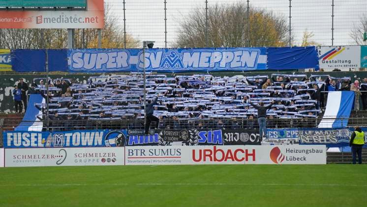15 11 2025, Stadion an der Lohmühle, Lübeck, GER, Regionalliga Nord, 19 Matchday VfB Lübeck vs SV Meppen, SVM Fans with Scarves in the Guest Block DFL REGULATIONS PROHIBIT ANY USE OF PHOTOGRAPHS AS IMAGE SEQUENCES AND OR QUASI VIDEO Lübeck Schleswig Holstein Germany Stadion an der Lohmühle