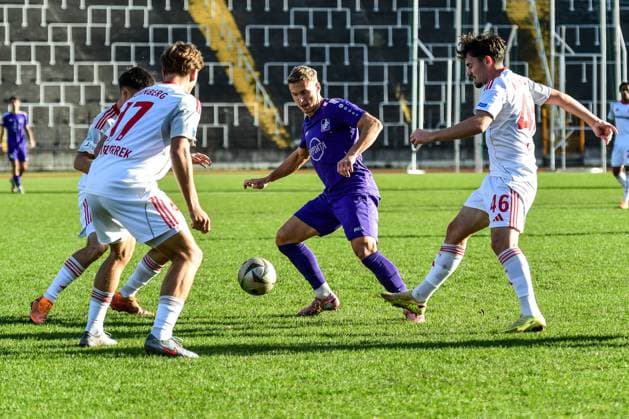 Regionalliga Bayern Schwaben Augsburg vs 1 FC Nürnberg II, 15 11 2025 Matthias Ostzrolek TSV Schwaben Augsburg, 6 vs Moritz Wiezorrek 1 FC Nürnberg II, 17 and Ion Ciobanu 1 FC Nürnberg II, 46 , Augsburg, 14 11 2025 18 Matchday of Regionalliga Bayern, Schwaben Augsburg vs 1 FC Nürnberg II, Augsburg Rosenaustadion Copyright: xBEAUTIFULxSPORTS Märklx