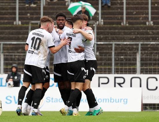15 11 2025, xrekx, Fußball Regionalliga Suedwest, FC Homburg SV Sandhausen v l Torjubel nach dem Tor zum celebrating the goal celebrate 0 1 durch Kwabe Schulz SV Sandhausen DFL DFB REGULATIONS PROHIBIT ANY USE OF PHOTOGRAPHS as IMAGE SEQUENCES and or QUASI VIDEO Homburg