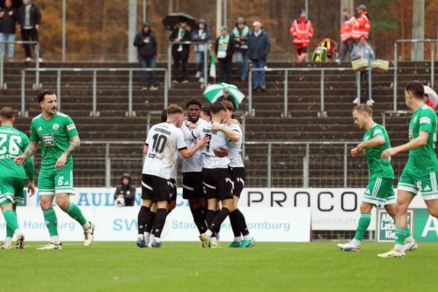 15 11 2025, xrekx, Fußball Regionalliga Suedwest, FC Homburg SV Sandhausen v l Torjubel nach dem Tor zum celebrating the goal celebrate 0 1 durch Kwabe Schulz SV Sandhausen DFL DFB REGULATIONS PROHIBIT ANY USE OF PHOTOGRAPHS as IMAGE SEQUENCES and or QUASI VIDEO Homburg