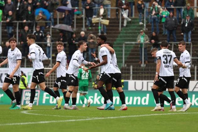 15 11 2025, xrekx, Fußball Regionalliga Suedwest, FC Homburg SV Sandhausen v l Torjubel nach dem Tor zum celebrating the goal celebrate 0 1 durch Kwabe Schulz SV Sandhausen DFL DFB REGULATIONS PROHIBIT ANY USE OF PHOTOGRAPHS as IMAGE SEQUENCES and or QUASI VIDEO Homburg
