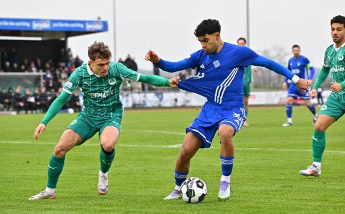 15 11 2025 Soccer Season 2025 2026 Regionalliga Bayern 18 Matchday SpVgg Greuther Fürth Fuerth II U23 Kleeblatt SV Viktoria Aschaffenburg SVA Mezi xmexzix Marlon Fries 7, SpVgg Greuther Fürth II Younes Azahaf 30, SV Viktoria Aschaffenburg, right