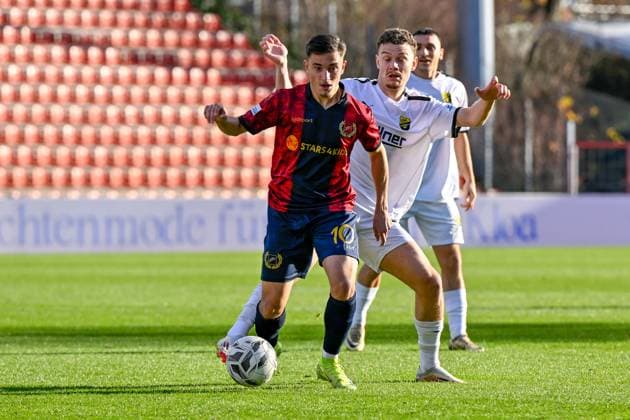 v li Mike Gevorgyan Unterhaching, 10 Lukas Schroeder Vilzing, 30 in duel, duel, tackle, dynamic, action, action, 15 11 2025, Unterhaching Germany , Football, Regionalliga Bayern, SpVgg Unterhaching DJK Vilzing xslx