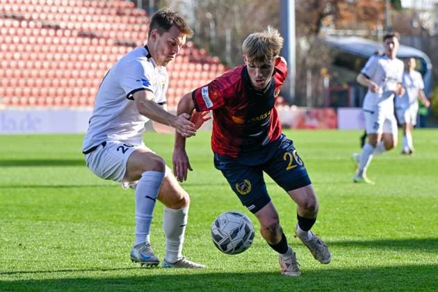 v li Thomas Haas Vilzing, 20 Andy Breuer Unterhaching, 26 in duel, duel, tackle, dynamic, action, action, 15 11 2025, Unterhaching Germany , Football, Regionalliga Bayern, SpVgg Unterhaching DJK Vilzing xslx
