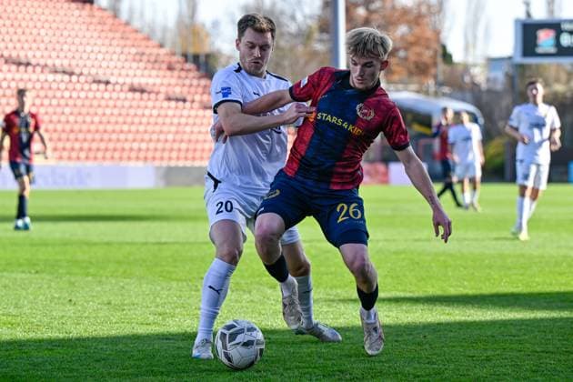 v li Thomas Haas Vilzing, 20 Andy Breuer Unterhaching, 26 in duel, duel, tackle, dynamic, action, action, 15 11 2025, Unterhaching Germany , Football, Regionalliga Bayern, SpVgg Unterhaching DJK Vilzing xslx