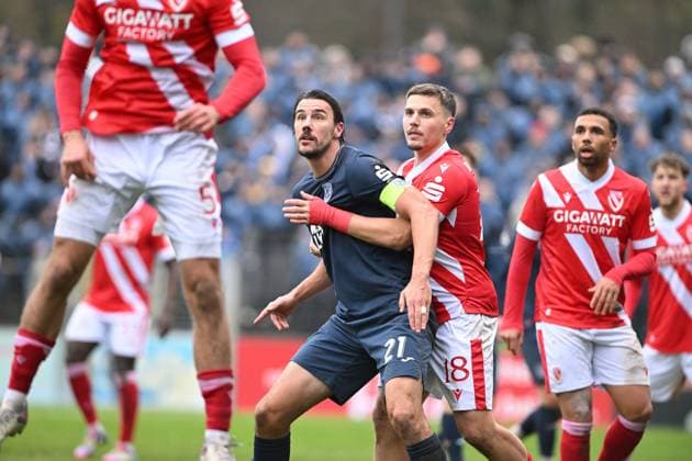 Erik Engelhardt 18 FC Energie Cottbus in a duel with Philipp Zeiger 21 SV Babelsberg 03 , while Leon Guwara 21 FC Energie Cottbus watches closely Intense duel for the ball Copyright: xSpeedshotx