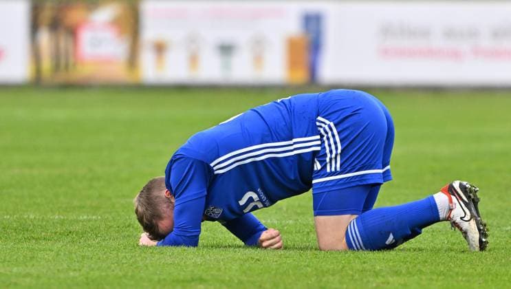 15 11 2025 Football Season 2025 2026 Regionalliga Bayern 18 Matchday SpVgg Greuther Fürth Fuerth II U23 Kleeblatt SV Viktoria Aschaffenburg SVA Mezi xmexzix Roberto Desch 6, SV Viktoria Aschaffenburg disappointed disappointment battered on the ground