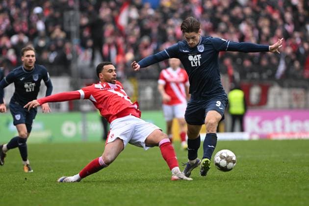 Luis Müller 9 SV Babelsberg 03 with ball, while Leon Guwara 21 FC Energie Cottbus straddles and Tino Schmidt 11 SV Babelsberg 03 supports duel for ball Copyright: xSpeedshotx