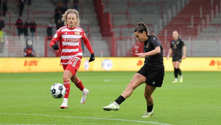 Jenny Hipp, Nelly Juckel on the ball duel Match scene Action Sport Football Soccer DFB Cup Womens Womens Round of 16 Season 2025 2026 15 11 2025 1 FC Union Berlin vs FC Carl Zeiss Jena DFL regulations prohibit any use of photographs as image sequences and or quasi video