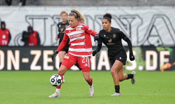 Jenny Hipp on the ball, Josephine Bonsu duel Match scene Action Sport Football Soccer DFB Cup Womens Womens Round of 16 Season 2025 2026 15 11 2025 1 FC Union Berlin vs FC Carl Zeiss Jena DFL regulations prohibit any use of photographs as image sequences and or quasi video