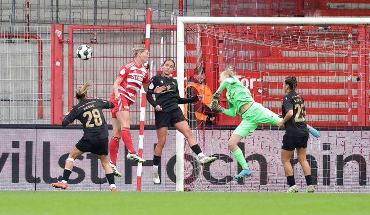 Gwen Mummert, Samantha Steuerwald, Merza Julevic, goalkeeper Jasmin Janning, Noemi Gentile duel Match scene Action Sport Football Soccer DFB Cup Womens Womens Round of 16 Season 2025 2026 15 11 2025 1 FC Union Berlin vs FC Carl Zeiss Jena DFL regulations prohibit any use of photographs as image sequences and or quasi video