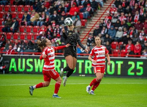 Soccer, Women, Season 2025 2026, DFB Cup Round of 16 , 1 FC Union Berlin FC Carl Zeiss Jena, f l Katja Orschmann 1 Women 1 FC Union , Rieke Tietz FC Carl Zeiss Jena , Anna Weiß 1 Women 1 FC Union , 15 11 2025, Copyright: xMatthiasxKochx