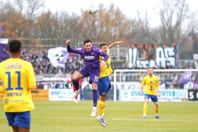 Soccer Sachsenpokal, 1 FC Lok Leipzig FC Erzgebirge Aue 15 11 2025 Marcel Bär 15, Erzgebirge Aue in header duel with Farid Abderrahmane 8, Lok Leipzig Football, Wernesgrüner Sachsenpokal 2025 2026, Round of 16 1 FC Lok Leipzig vs FC Erzgebirge Aue on 15 11 2025 at Bruno Plache Stadium, Leipzig Copyright: xBEAUTIFULxSPORTS JanxKaeferx