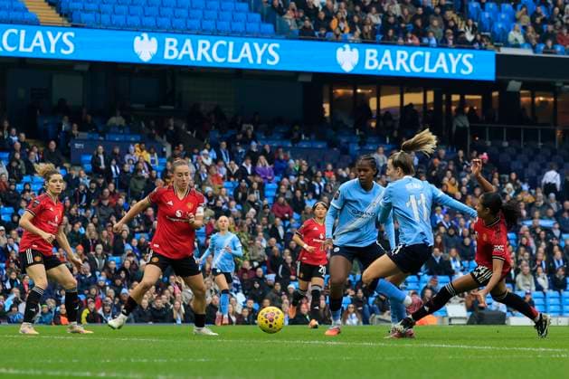 Manchester City Women v Manchester United, ManU Women Women s Super League 15 11 2025. Lauren Hemp (11) of Manchester City has an early effort on goal during the Women s Super League match between Manchester City Women and Manchester United Women at the Etihad Stadium, Manchester, England on 15 November 2025. Manchester Etihad Stadium Manchester England Editorial use only DataCo restrictions apply See www.football-dataco.com , Copyright: xConorxMolloyx PSI-23220-0026