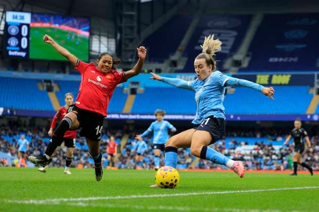 Manchester City Women v Manchester United, ManU Women Women s Super League 15 11 2025. Lauren Hemp (11) of Manchester City crosses the ball under challenge from Jayde Riviere (14) of Manchester United during the Women s Super League match between Manchester City Women and Manchester United Women at the Etihad Stadium, Manchester, England on 15 November 2025. Manchester Etihad Stadium Manchester England Editorial use only DataCo restrictions apply See www.football-dataco.com , Copyright: xConorxMolloyx PSI-23220-0027