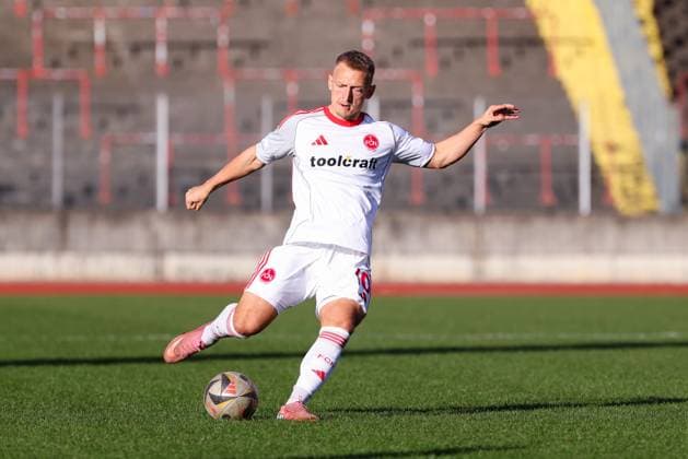 Benedikt Kirsch 10, 1 FC Nürnberg II at the match between TSV Schwaben Augsburg v 1 FC Nürnberg II, Soccer, Men, Regionalliga Bayern, 2025 2026, Matchday 18 on 15 11 2025 in Augsburg, Rosenaustadion Bayern Germany