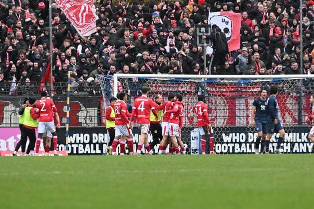 Leon Guwara 21 FC Energie Cottbus with teammates celebrate in front of the cheering fans in the stadium Players celebrate goal Copyright: xSpeedshotx