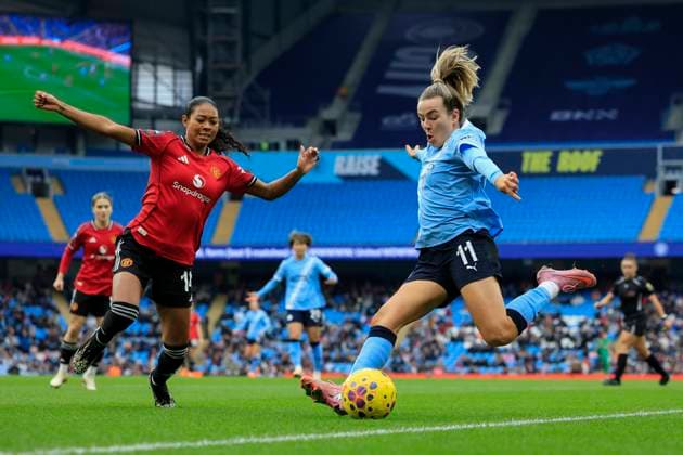 Manchester City Women v Manchester United, ManU Women Women s Super League 15 11 2025. Lauren Hemp (11) of Manchester City crosses the ball under challenge from Jayde Riviere (14) of Manchester United during the Women s Super League match between Manchester City Women and Manchester United Women at the Etihad Stadium, Manchester, England on 15 November 2025. Manchester Etihad Stadium Manchester England Editorial use only DataCo restrictions apply See www.football-dataco.com , Copyright: xConorxMolloyx PSI-23220-0028