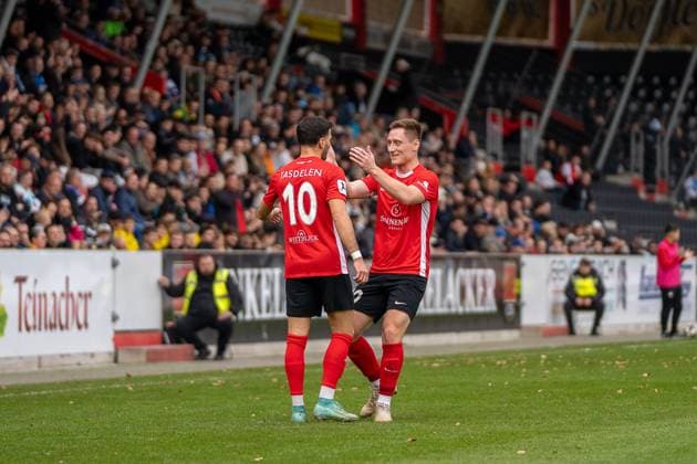 Goal celebration at 1 0 by Mert Tasdelen SG Sonnenhof Großaspach, 10 , with Leon Maier SG Sonnenhof Großaspach, 27 , SG Sonnenhof Großaspach vs SV Stuttgarter Kickers, Football, Regionalliga Südwest, Matchday 17, Season 2025 2026, 15 11 2025 SG Sonnenhof Großaspach vs SV Stuttgarter Kickers, Football, Regionalliga Südwest, Matchday 17, Season 2025 2026, 15 11 2025 Aspach Copyright: xEibner-Pressefoto PhilipxZieglerx EP_PZR