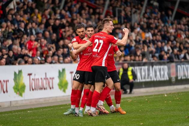 Goal celebration at 1 0 by Mert Tasdelen SG Sonnenhof Großaspach, 10 , with in the picture Loris Maier SG Sonnenhof Großaspach, 27 , Volkan Celiktas SG Sonnenhof Großaspach, 05 , Marius Kunde SG Sonnenhof Großaspach, 16 and Leon Maier SG Sonnenhof Großaspach, 27 , SG Sonnenhof Großaspach vs SV Stuttgarter Kickers, Football, Regionalliga Südwest, Matchday 17, Season 2025 2026, 15 11 2025 SG Sonnenhof Großaspach vs SV Stuttgarter Kickers, Football, Regionalliga Südwest, Matchday 17, Season 2025 2026, 15 11 2025 Aspach Copyright: xEibner-Pressefoto PhilipxZieglerx EP_PZR