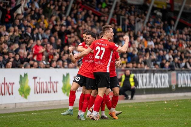 Goal celebration at 1 0 by Mert Tasdelen SG Sonnenhof Großaspach, 10 , with in the picture Loris Maier SG Sonnenhof Großaspach, 27 , Volkan Celiktas SG Sonnenhof Großaspach, 05 , Marius Kunde SG Sonnenhof Großaspach, 16 and Leon Maier SG Sonnenhof Großaspach, 27 , SG Sonnenhof Großaspach vs SV Stuttgarter Kickers, Football, Regionalliga Südwest, Matchday 17, Season 2025 2026, 15 11 2025 SG Sonnenhof Großaspach vs SV Stuttgarter Kickers, Football, Regionalliga Südwest, Matchday 17, Season 2025 2026, 15 11 2025 Aspach Copyright: xEibner-Pressefoto PhilipxZieglerx EP_PZR