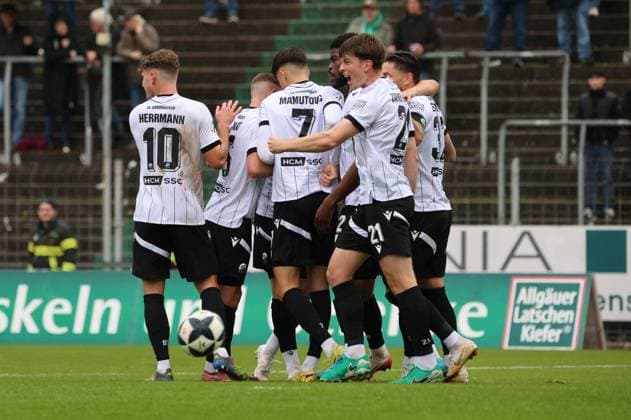 15 11 2025, Football, Men, Regionalliga Südwest, Season 2025 2026, FC 08 Homburg SV Sandhausen, Goal celebration for 0 1, Goalscorer Kwabenaboye Appiah Schulz SV Sandhausen Homburg Waldstadion Saarland Germany DEU Copyright: xSebastianxBachx
