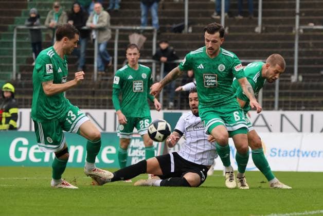 15 11 2025, Football, Men, Regionalliga Südwest, Season 2025 2026, FC 08 Homburg SV Sandhausen, Frederic Baum FC 08 Homburg , Nils Röseler FC 08 Homburg , Pascal Testroet SV Sandhausen Homburg Waldstadion Saarland Germany DEU Copyright: xSebastianxBachx