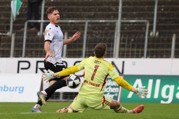 15 11 2025, Football, Men, Regionalliga Südwest, Season 2025 2026, FC 08 Homburg SV Sandhausen, Michael Gelt FC 08 Homburg , Jahn Herrmann SV Sandhausen Homburg Waldstadion Saarland Germany DEU Copyright: xSebastianxBachx
